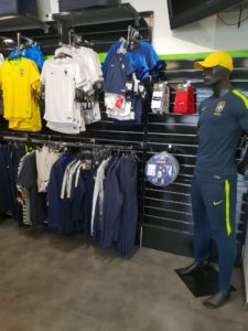 Mannequin portant un maillot de football du Brésil